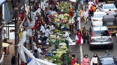 Hawkers at Vile Parle Market. (Photo by Vijay Bate/HT Photo) (HT PHOTO) Hawkers at Vile Parle Market. (Photo by Vijay Bate/HT Photo) (HT PHOTO)
