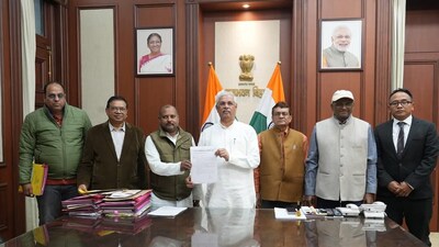Bihar Governor with the Patna University VC, and employee representatives after holding talks late Thursday evening. (HT Photo) Bihar Governor with the Patna University VC, and employee representatives after holding talks late Thursday evening. (HT Photo)