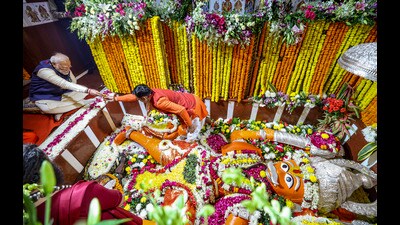 Prime Minister Narendra Modi offers prayers at the Hanuman Mandir, in Prayagraj (PTI)