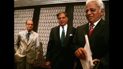Ratan Tata (centre) with NA Soonawala (l) and B Muthuraman in a picture dated 31 January 2007. (Manoj Patil/HT Photo)