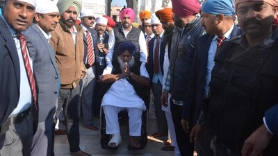 Shiromani Akali Dal (SAD) leader Sukhbir Singh Badal at the Golden Temple complex in Amritsar on Friday. (Sameer Sehgal/HT) Shiromani Akali Dal (SAD) leader Sukhbir Singh Badal at the Golden Temple complex in Amritsar on Friday. (Sameer Sehgal/HT)