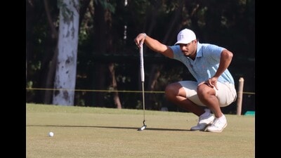 Spectators of the match between Arjun Singh Bhatia and Varun Muthappa saw some scintillating shots which ended on the 18th hole in favour of Varun Muthappa. (Keshav Singh/HT) Spectators of the match between Arjun Singh Bhatia and Varun Muthappa saw some scintillating shots which ended on the 18th hole in favour of Varun Muthappa. (Keshav Singh/HT)