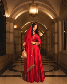 Outfit: Karishma Deepa sondhi
Sanjeeda in a crimson red dupion silk anarkali with zari, dabka work and a silk dupatta with bootis and golden zari tassels, styled with a bag from Tweak with Aaru