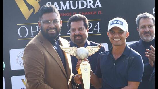 Ajeetesh Sandhu receiving the trophy from Shivdutt Das, executive director, Vishwa Samudra Holding. (HT Photo)