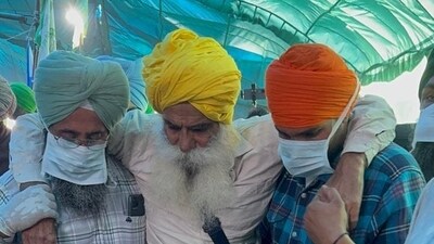 Veteran farmer leader Jagjit Singh Dallewal being helped to the media interaction on Saturday. (HT Photo) Veteran farmer leader Jagjit Singh Dallewal being helped to the media interaction on Saturday. (HT Photo)