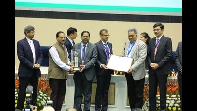Chandigarh chief engineer CB Ojha (second from left) receiving the award at Vigyan Bhawan, New Delhi, on Saturday. (HT Photo) Chandigarh chief engineer CB Ojha (second from left) receiving the award at Vigyan Bhawan, New Delhi, on Saturday. (HT Photo)