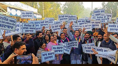 Members of opposition parties during a protest in Machhiwara on Saturday. (HT Photo) Members of opposition parties during a protest in Machhiwara on Saturday. (HT Photo)