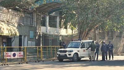 Security personnel outside Delhi Public School in RK Puram, New Delhi on Saturday. (Vipin Kumar/HT Photo) Security personnel outside Delhi Public School in RK Puram, New Delhi on Saturday. (Vipin Kumar/HT Photo)