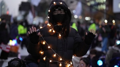 The demonstrators called out for the impeachment, chanting with the lights, from holding them in their hands to wrapping them around their bodies. In unison, their demands called for the impeachment. (AP Photo/Lee Jin-man) The demonstrators called out for the impeachment, chanting with the lights, from holding them in their hands to wrapping them around their bodies. In unison, their demands called for the impeachment. (AP Photo/Lee Jin-man)