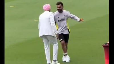Virat Kohli dances with Harbhajan Singh before the start of the 3rd Test (X)
