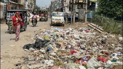 (Representative image) Fines ranging from ₹5,000 to ₹25,000 have been imposed on four vehicles under municipal regulations. (HT Photo) (Representative image) Fines ranging from ₹5,000 to ₹25,000 have been imposed on four vehicles under municipal regulations. (HT Photo)