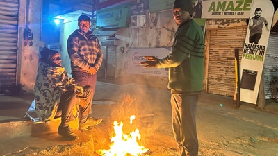 People stand close to the bonfire on a cold winter night at Madanpuri road near Hanuman Mandir, in Gurugram, India, on Sunday (Hindustan Times) People stand close to the bonfire on a cold winter night at Madanpuri road near Hanuman Mandir, in Gurugram, India, on Sunday (Hindustan Times)
