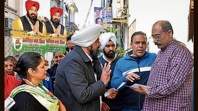 Congress candidate from Ward Number 68 Harwinderpal Singh distributing pamphlets in Ludhiana on Sunday. (Manish/HT) Congress candidate from Ward Number 68 Harwinderpal Singh distributing pamphlets in Ludhiana on Sunday. (Manish/HT)