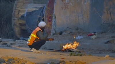 People have been using bonfires, thick blankets, and layered clothes to beat the cold wave in Delhi. (Vipin Kumar/ Hindustan Times) People have been using bonfires, thick blankets, and layered clothes to beat the cold wave in Delhi. (Vipin Kumar/ Hindustan Times)
