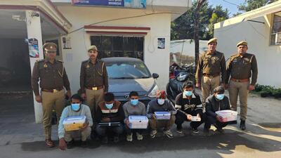 Police recovered 28 high-end mobile phones, 12 silver and four gold coins, a car (Maruti Suzuki i10) and a scooter from the suspects’ possession, they used to operate from this car by travelling to different locations. (HT Photo)