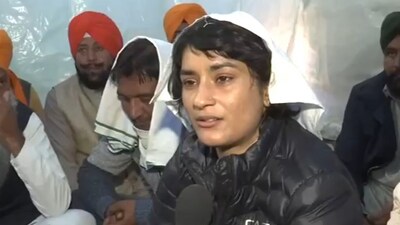 Congress MLA from Haryana Vinesh Phogat met protesting farmers at the Khanauri Border point. (ANI/X) Congress MLA from Haryana Vinesh Phogat met protesting farmers at the Khanauri Border point. (ANI/X)