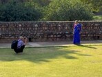Elderly man’s tender gesture to capture his wife’s photo went viral, inspiring love and admiration. Elderly man’s tender gesture to capture his wife’s photo went viral, inspiring love and admiration.