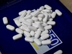 FILE PHOTO: Tablets of the opioid-based Hydrocodone at a pharmacy in Portsmouth, Ohio, June 21, 2017.   REUTERS/Bryan Woolston/File Photo