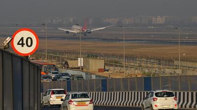 A flight prepares for landing at IGI airport in New Delhi. (Vipin Kumar/ HT Photo)