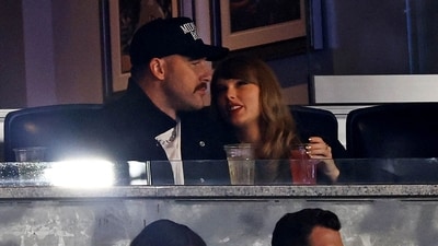 Taylor Swift and Kansas City Chiefs tight end Travis Kelce watch game one of the ALCS for the 2024 MLB Playoffs between the New York Yankees and the Cleveland Guardians at Yankee Stadium. (USA TODAY Sports via Reuters Con / Vincent Carchietta)