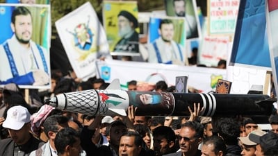 Students carry a mock missile during a demonstration to show support to the Palestinians in the Gaza Strip at the campus of Sanaa University, in Sanaa, Yemen December 11, 2024. (REUTERS)
