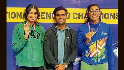 Kaashvi Garg (left) and Samaira D’Souza (right) after winning bronze at the National Fencing Championship in Patna. (HT Photo)