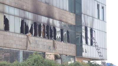 Mumbai, India – Dec 17, 2024: A fire erupted on the second floor of the seven-story Poonam Chambers commercial building in Worli, Mumbai Fire Brigade, police, and other emergency personnel responded swiftly, and no injuries were reported. Thick black smoke was seen billowing from the building as firefighters worked to extinguish the flames, in Mumbai, India, on Sunday, Dec 17, 2024. (Photo by Bhushan Koyande/HT Photo) Mumbai, India – Dec 17, 2024: A fire erupted on the second floor of the seven-story Poonam Chambers commercial building in Worli, Mumbai Fire Brigade, police, and other emergency personnel responded swiftly, and no injuries were reported. Thick black smoke was seen billowing from the building as firefighters worked to extinguish the flames, in Mumbai, India, on Sunday, Dec 17, 2024. (Photo by Bhushan Koyande/HT Photo)