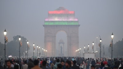 Smog was seen engulfing the city in the late hours of Monday, December 16, amid an increase in pollution levels. (Photo by Sanchit Khanna/ Hindustan Times) Smog was seen engulfing the city in the late hours of Monday, December 16, amid an increase in pollution levels. (Photo by Sanchit Khanna/ Hindustan Times)
