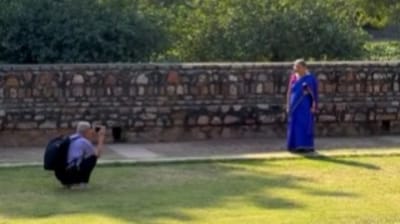 Elderly man’s tender gesture to capture his wife’s photo went viral, inspiring love and admiration. (Instagram/what.she_do) Elderly man’s tender gesture to capture his wife’s photo went viral, inspiring love and admiration. (Instagram/what.she_do)