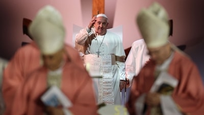TOPSHOT - Pope Francis (C) presides over a mass at Place d�Austerlitz (U Casone) in Ajaccio, as part of his trip on the French island of Corsica, on December 15, 2024.Photo by Pascal POCHARD-CASABIANCA / AFP) (AFP) TOPSHOT - Pope Francis (C) presides over a mass at Place d�Austerlitz (U Casone) in Ajaccio, as part of his trip on the French island of Corsica, on December 15, 2024.Photo by Pascal POCHARD-CASABIANCA / AFP) (AFP)