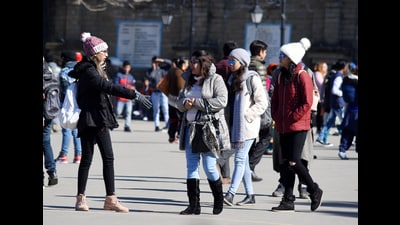 Tourists strolling at The Ridge in Shimla on Monday. (Deepak Sansta/HT) Tourists strolling at The Ridge in Shimla on Monday. (Deepak Sansta/HT)