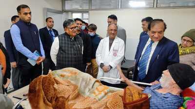 UT administrator Gulab Chand Kataria (left) interacting with patients at GMCH, Sector 32, in Chandigarh on Monday. (HT Photo)