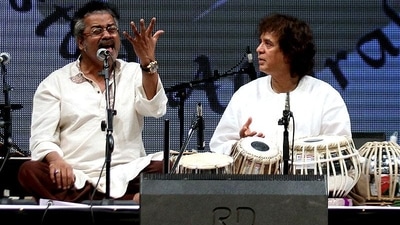 A few years ago, Ustad Zakir Hussain and Shankar Mahadevan paid musical tribute to Mandolin wizard U Srinivas at Shanmukhananda Hall in Mumbai. A few years ago, Ustad Zakir Hussain and Shankar Mahadevan paid musical tribute to Mandolin wizard U Srinivas at Shanmukhananda Hall in Mumbai.