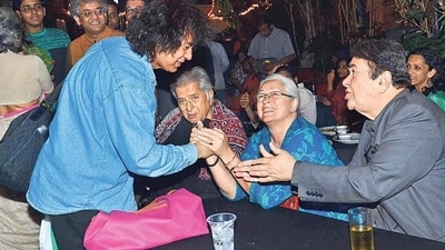 Shashi Kapoor, Zakir Hussain, Nafisa Ali, and Randhir Kapoor once attended a play in Juhu, Mumbai. Shashi Kapoor, Zakir Hussain, Nafisa Ali, and Randhir Kapoor once attended a play in Juhu, Mumbai.