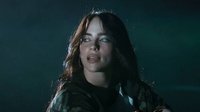 Billie Eilish gets hit in the face Billie Eilish gets hit in the face