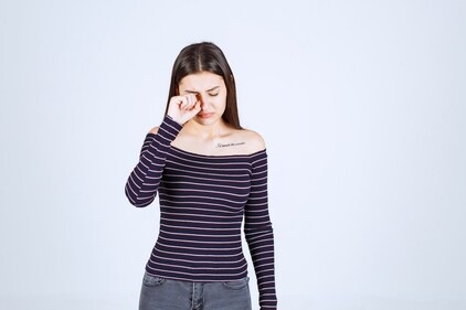 Avoid winter eye allergies with eye drops and protection from cold winds. (Freepik) Avoid winter eye allergies with eye drops and protection from cold winds. (Freepik)