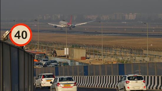 A flight prepares for landing at IGI airport in New Delhi. (Vipin Kumar/ HT Photo)
