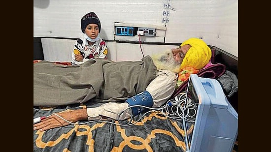 Farmer leader Jagjeet Dallewal at the Khanauri (Punjab-Haryana) border on Monday as his fast-unto-death entered the 21st day. (HT Photo)