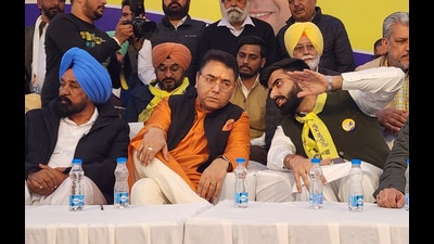 Congress councilor Ratan Rahi joined AAP in the presence of AAP Punjab president Aman Arora in Ward 48 in Bathinda on Tuesday. (Sanjeev Kumar/HT) Congress councilor Ratan Rahi joined AAP in the presence of AAP Punjab president Aman Arora in Ward 48 in Bathinda on Tuesday. (Sanjeev Kumar/HT)