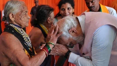 PM Narendra Modi with environmentalist Tulsi Gowda (File)
