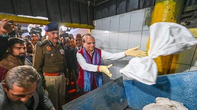 LG VK Saxena, along with Delhi Police commissioner Sanjay Arora, destroys narcotics at a facility in Jahangirpuri in New Delhi on Tuesday. (Sanchit Khanna/HT PHOTO) LG VK Saxena, along with Delhi Police commissioner Sanjay Arora, destroys narcotics at a facility in Jahangirpuri in New Delhi on Tuesday. (Sanchit Khanna/HT PHOTO)