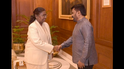 New Delhi: President Droupadi Murmu with Sri Lankan President Anura Kumara Dissanayake during a meeting at Rashtrapati Bhavan, in New Delhi, Monday, Dec. 16, 2024. (PTI Photo)(PTI12_16_2024_000391A) (PTI) New Delhi: President Droupadi Murmu with Sri Lankan President Anura Kumara Dissanayake during a meeting at Rashtrapati Bhavan, in New Delhi, Monday, Dec. 16, 2024. (PTI Photo)(PTI12_16_2024_000391A) (PTI)