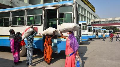 Passengers at Kashmere Gate ISBT. (HT File) Passengers at Kashmere Gate ISBT. (HT File)
