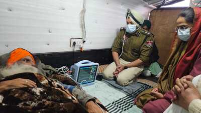 Patiala DC Preeti Yadav and SSP Nanak Singh meet farmer leader Jagjit Singh Dallewal at Khanauri border on Tuesday. (HT Photo) Patiala DC Preeti Yadav and SSP Nanak Singh meet farmer leader Jagjit Singh Dallewal at Khanauri border on Tuesday. (HT Photo)