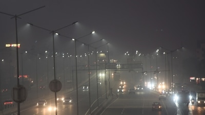 Delhi AQI Today: The deterioration in AQI has been the result of unfavourable meteorological conditions in National Capital Region. (Sakib Ali/HT Photo) Delhi AQI Today: The deterioration in AQI has been the result of unfavourable meteorological conditions in National Capital Region. (Sakib Ali/HT Photo)