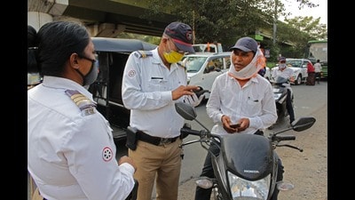 These violations include jumping red lights, exceeding the speed limits, driving without helmets, using mobile phones while driving, not wearing seatbelts, overloading, and driving in the wrong direction. (HT PHOTO) These violations include jumping red lights, exceeding the speed limits, driving without helmets, using mobile phones while driving, not wearing seatbelts, overloading, and driving in the wrong direction. (HT PHOTO)