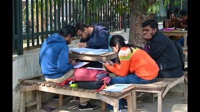 University campus remained abuzz with students on the first day of semester examination at Lucknow University on Tuesday. (Mushtaq Ali/HT Photo) University campus remained abuzz with students on the first day of semester examination at Lucknow University on Tuesday. (Mushtaq Ali/HT Photo)