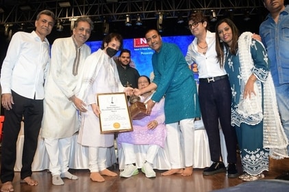 Ustad Zakir Hussain receiving the Ustad Ghulam Mustafa Khan Award earlier this year Ustad Zakir Hussain receiving the Ustad Ghulam Mustafa Khan Award earlier this year
