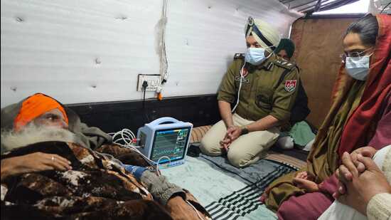 Patiala DC Preeti Yadav and SSP Nanak Singh meet farmer leader Jagjit Singh Dallewal at Khanauri border on Tuesday. (HT Photo)