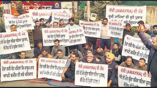 Protesters outside Division Number 7 police station in Ludhiana on Tuesday. (Gurpreet Singh/HT)